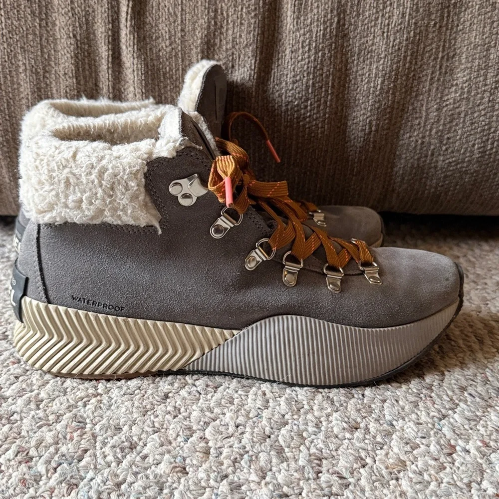 Sorel Out N About III Conquest Waterproof Boots With Faux Shearing Cuff- Size 10
